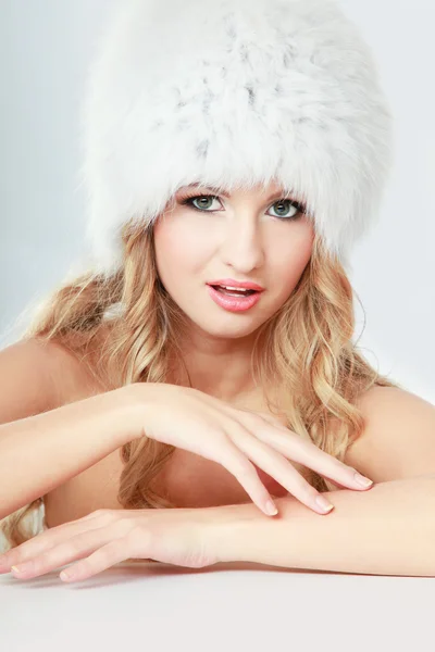 Skönhet mode modell flicka i en päls hatt — Stockfoto