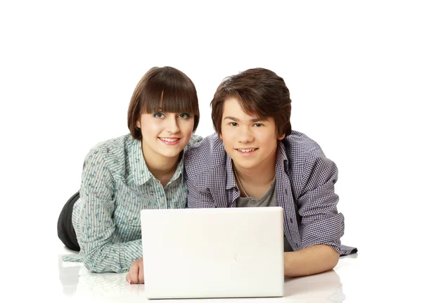 Paar liegt auf dem Boden hinter Laptop — Stockfoto