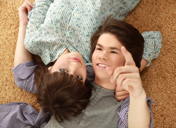 A young couple lying on the floor — Stock Photo, Image