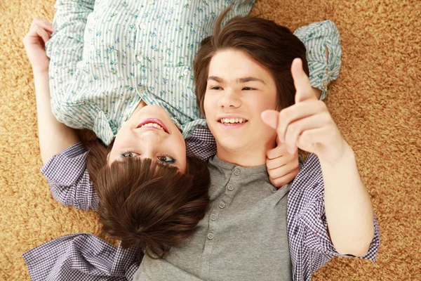 Ett ungt par liggande på golvet — Stockfoto