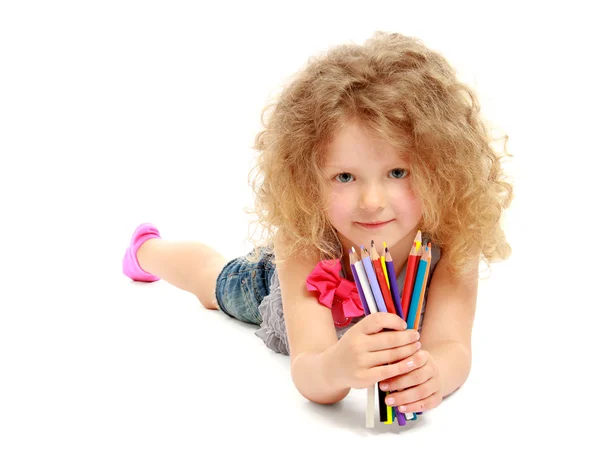 Feliz niña dibujando con lápices en casa — Foto de Stock