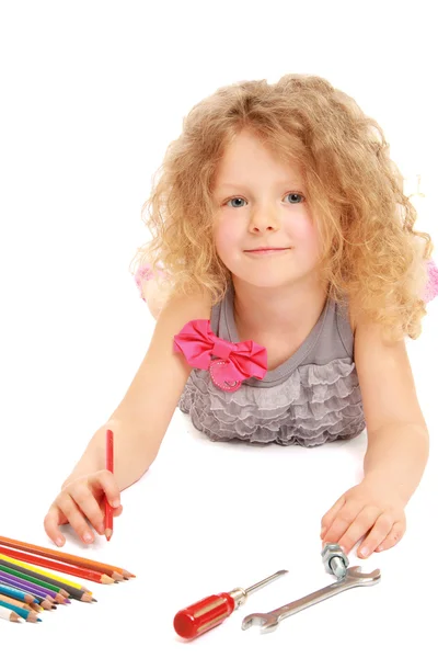 Preschool meisje liggend op de vloer — Stockfoto