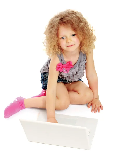 Ein kleines Mädchen mit einem Laptop — Stockfoto