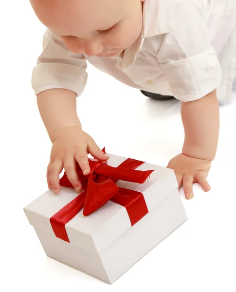 Een baby met de doos van de gift — Stockfoto