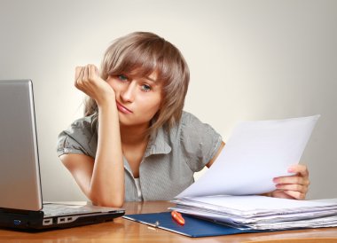 yorgun, genç bir kadın masada oturan