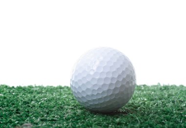 Yeşil çimlerin üzerinde golf topu