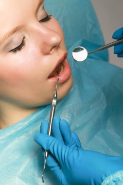 Diş hekimi muayene hastanın diş
