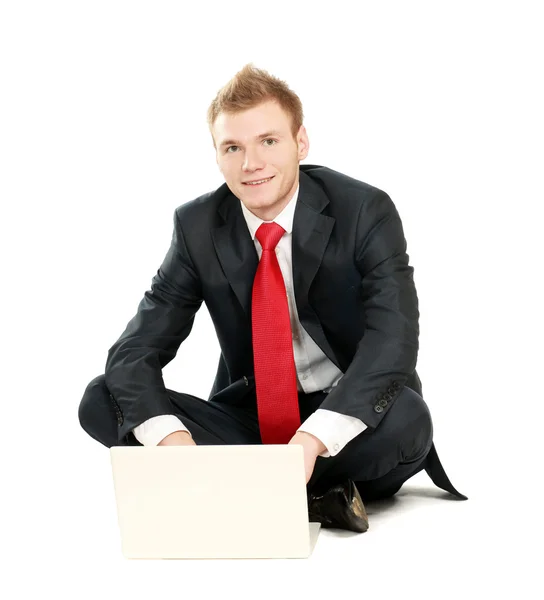 Joven hombre de negocios trabajando en portátil — Foto de Stock