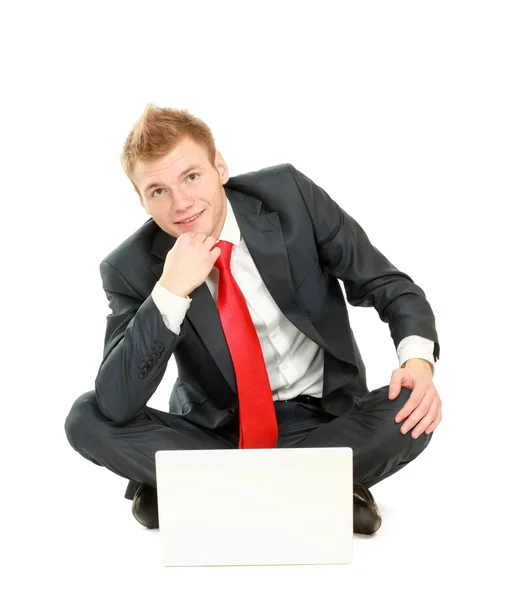 Jonge zakenman werkt aan laptop — Stockfoto