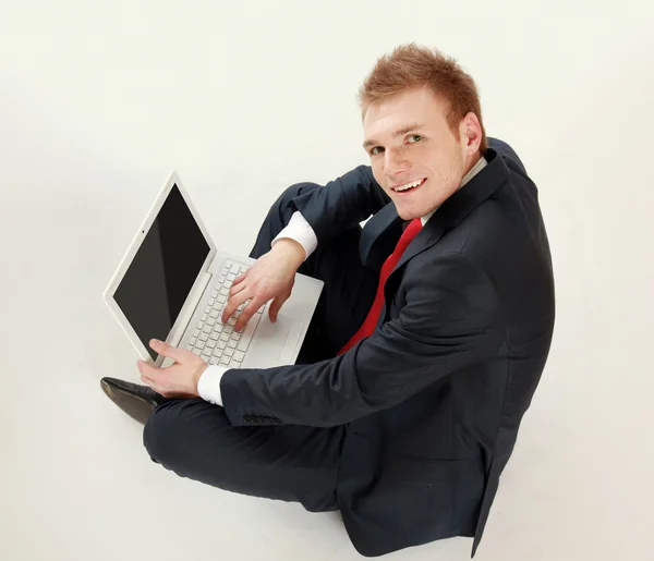 Jonge zakenman werkt aan laptop — Stockfoto