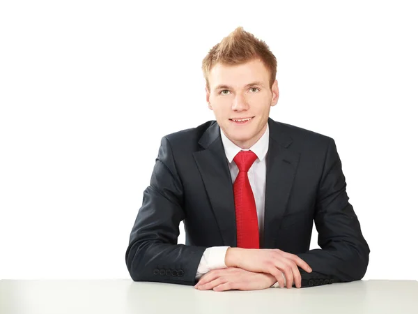 Geschäftsmann sitzt auf dem Schreibtisch — Stockfoto