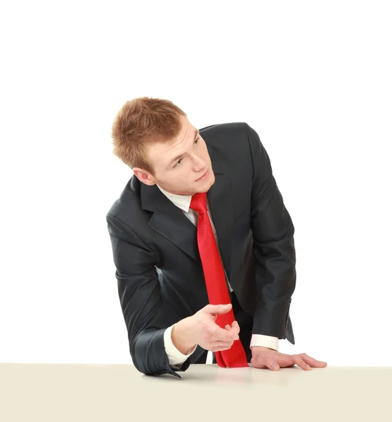 Jeune homme d'affaires debout près de la table — Photo