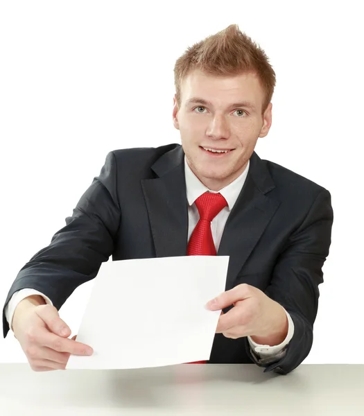 Een jonge man aan het werk met papieren — Stockfoto