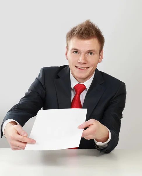 Молодой человек работает с бумагами — стоковое фото