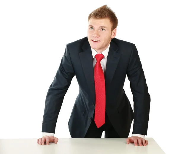 Jeune homme d'affaires debout près de la table — Photo