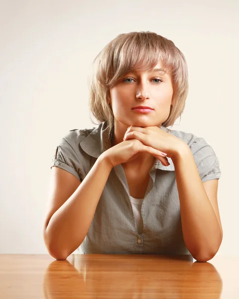 一个年轻的大学女孩坐在办公桌前 — 图库照片