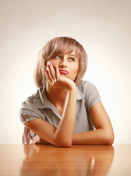 Een angstige jonge vrouw — Stockfoto