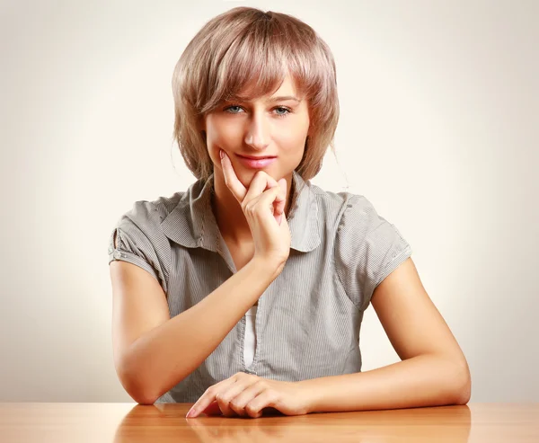 Ein junges College-Mädchen sitzt am Schreibtisch — Stockfoto