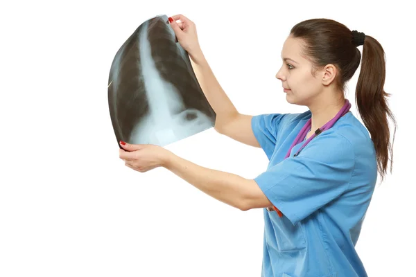 Una dottoressa che esamina una radiografia — Foto Stock