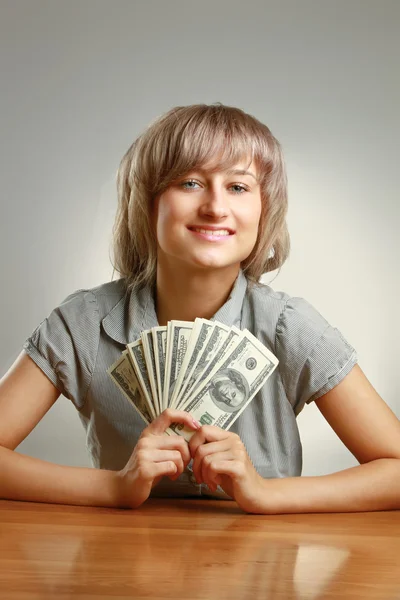 Una giovane donna in possesso di dollari — Foto Stock