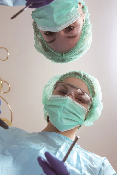 Cirurgiões segurando instrumentos médicos — Fotografia de Stock