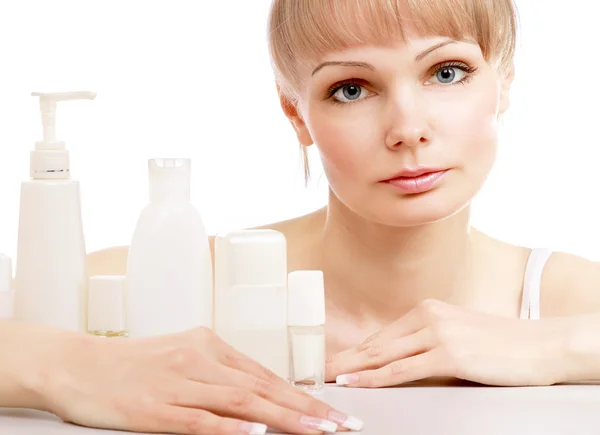 Une jeune femme avec des produits cosmétiques — Photo