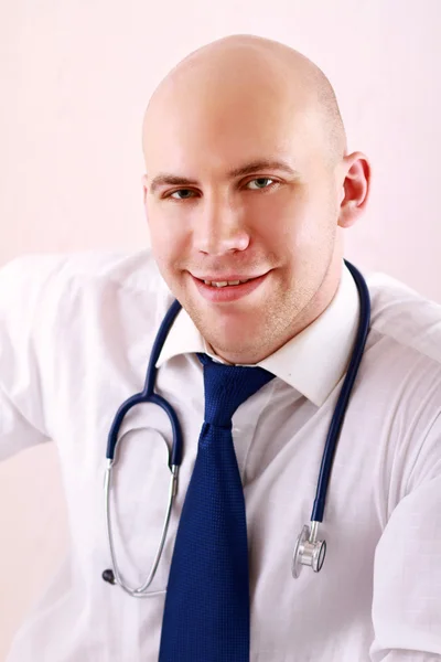Mužský doktor na jeho pracovišti — Stock fotografie