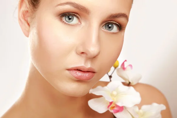 Una joven con orquídea — Foto de Stock