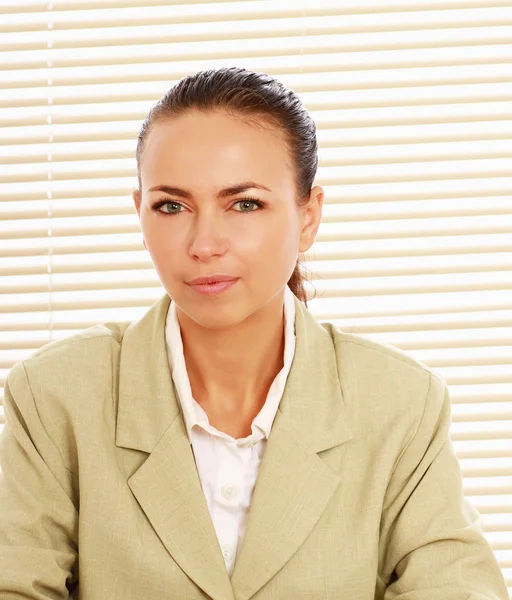 Een mooie vrouw zitten op het Bureau — Stockfoto