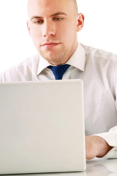 Porträt eines jungen Geschäftsmannes, der am Laptop arbeitet — Stockfoto