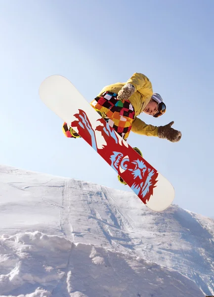Esportes radicais: snowboarder voando no ar — Fotografia de Stock