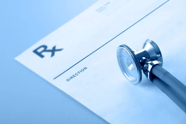 Primer plano de un estetoscopio en una prescripción de rx — Foto de Stock