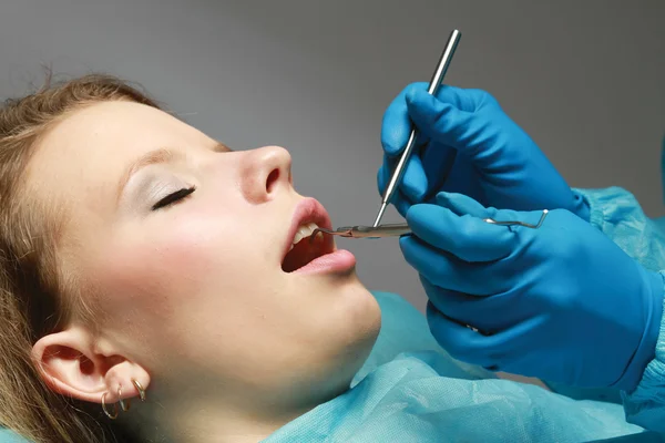 Dentista examinando los dientes del paciente — Foto de Stock