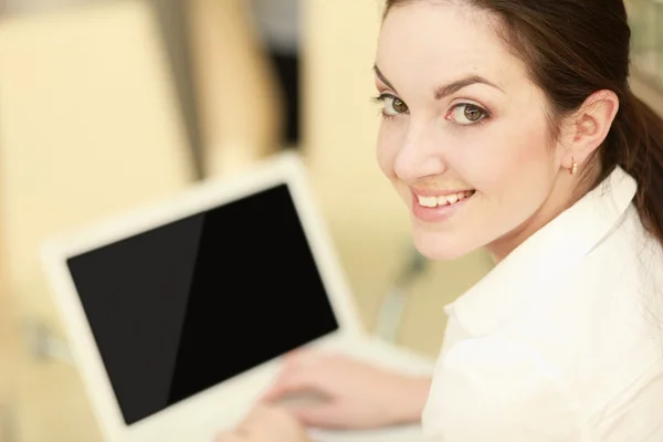 Schöne glückliche Frau sitzt mit Laptop — Stockfoto