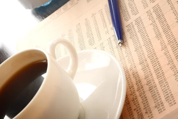 Kopje koffie in de buurt van pers — Stockfoto