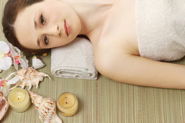 Une jeune femme séduisante recevant un traitement spa — Photo