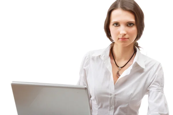 Een jonge zakenvrouw met een laptop — Stockfoto