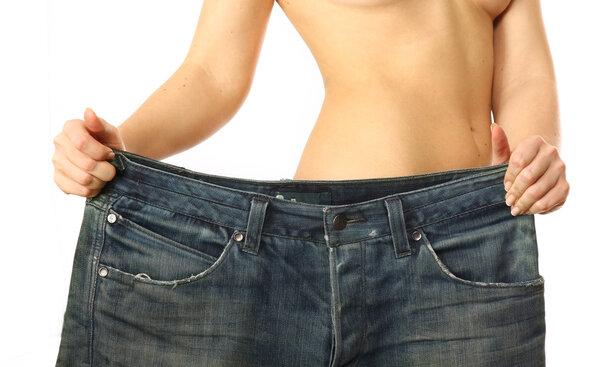 Тонкая женщина показывает, как сильно она похудела
