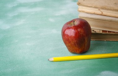 apple ile kitap yığını