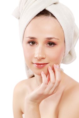 Yüzüne dokunan kadın