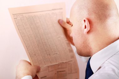 Gazete okuyan bir işadamı.