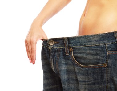 Ne kadar kilo verdiğini gösteren bir kadın.