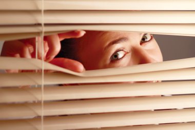 güneşlikler arayan bir kadın portresi