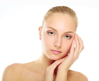 güzel bir kadının yüzüne dokunmak