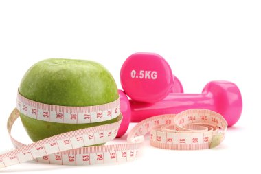 bir elma, bir ölçüm bandı ve dumbbell