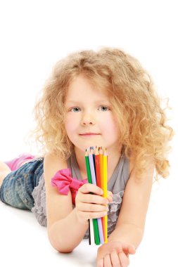 evde kalemler ile mutlu küçük kız