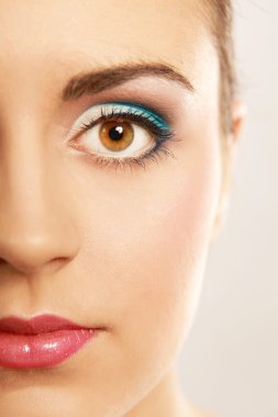kadın gözü ile egzotik tarzı makyaj