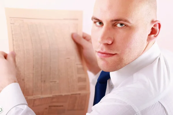 Un hombre de negocios leyendo un periódico —  Fotos de Stock