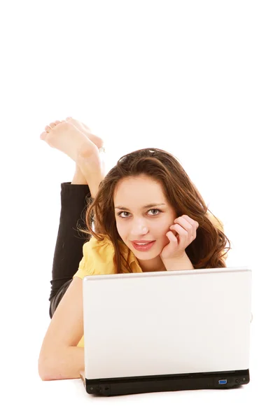 En ung kvinna med en laptop poserar — Stockfoto