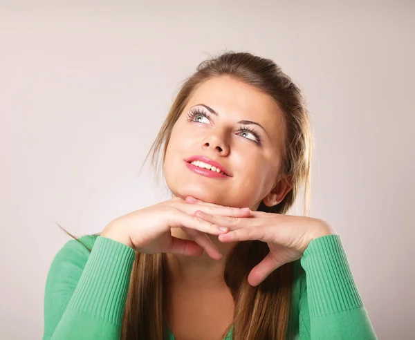 A beautiful woman sitting on the desk — Stock Photo, Image